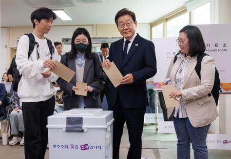 　来月３日の韓国大統領選の期日前投票が２９日始まり、初日の投票率が１９．６％と過去最高を記録した。写真は、韓国・共に民主党の候補である李在明氏が期日前投票を行っている様子。５月２９日、ソウルの投票所で撮影。Yonhap提供（２０２５年　ロイター）