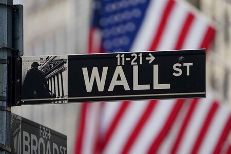 米国株式市場は急反落し、ダウ工業株３０種は６２０ドルで取引を終えた（２０２１年　ロイター／Carlo Allegri）
