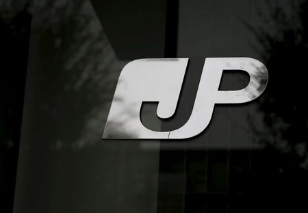 かんぽ生命保険は１６日、自社株買いと劣後債発行を検討しているとの報道について、「資本政策と株主還元の充実について恒常的に検討を行っているが、現在決定した事実はない」とのコメントを発表した。　写真は都内で２０１５年１１月撮影（２０１９年　ロイター／Toru Hanai）