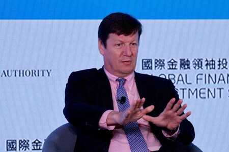 英ヘッジファンド大手マン・グループのルーク・エリス最高経営責任者（ＣＥＯ）は２２日、米シリコンバレー銀行破綻に端を発した混乱はまだ終わっておらず、２年以内に相当数の銀行が破綻するとの見方を示した。昨年１１月撮影。（2023年　ロイター/Tyrone Siu）
