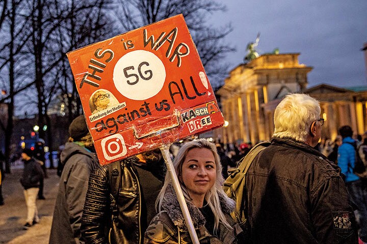 感染抑制のための規制に抗議する反5G派（昨年11月、ベルリン）　MAJA HITIJ/GETTY IMAGES