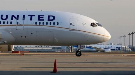 米ユナイテッド航空は１４日、成田空港にある客室乗務員の拠点を１０月１日に閉鎖すると明らかにした。同拠点には２７０人の客室乗務員が所属している。成田空港で２０１３年１月撮影（２０２０年　ロイター/Toru Hanai）