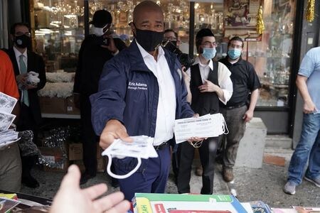 ニューヨーク市のデブラシオ市長は２９日、新型コロナウイルス感染が再拡大する中、マスク着用を拒否した場合、罰金を課すと発表した。同市内で２９日撮影（２０２０年　ロイター/CARLO ALLEGRI）