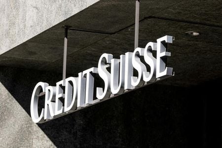 　スイス金融大手クレディ・スイスは、経営破綻した英金融会社グリーンシル・キャピタルのファンドに関連した未回収金４億４０００万ドルについて、ソフトバンクグループに請求する訴訟の手続きを開始したことが分かった。写真はクレディ・スイスのロゴ。チューリヒで４日撮影（２０２３年　ロイター／Pierre Albouy）