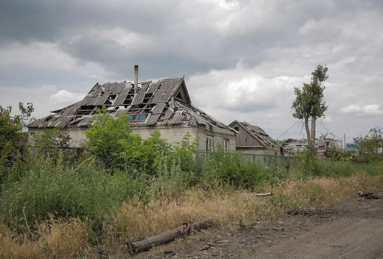 ウクライナがロシアから奪還した東部地域では、ロシア兵の遺体や焼け焦げた装甲車などが散乱し、戦闘の激しさを物語っている。ウクライナで撮影（２０２３年　ロイター/Oleksandr Ratushniak）