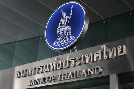 　３月９日、タイのセター首相は、中央銀行が１０日の金融政策決定会合で利下げすることを期待していると述べた。写真はバンコクにあるタイ中央銀行のロゴ。２０１６年４月撮影（２０２４年　ロイター/Jorge Silva）