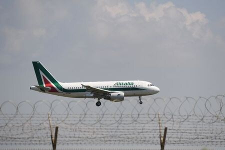 欧州連合（ＥＵ）欧州委員会は２９日、イタリア政府によるアリタリア航空への７３００万ユーロ（約８９５０万ドル）の公的支援を承認した。写真はローマの空港に着陸するアリタリア航空のエアバスA319。４月撮影。（2020年 ロイター/Alberto Lingria ）