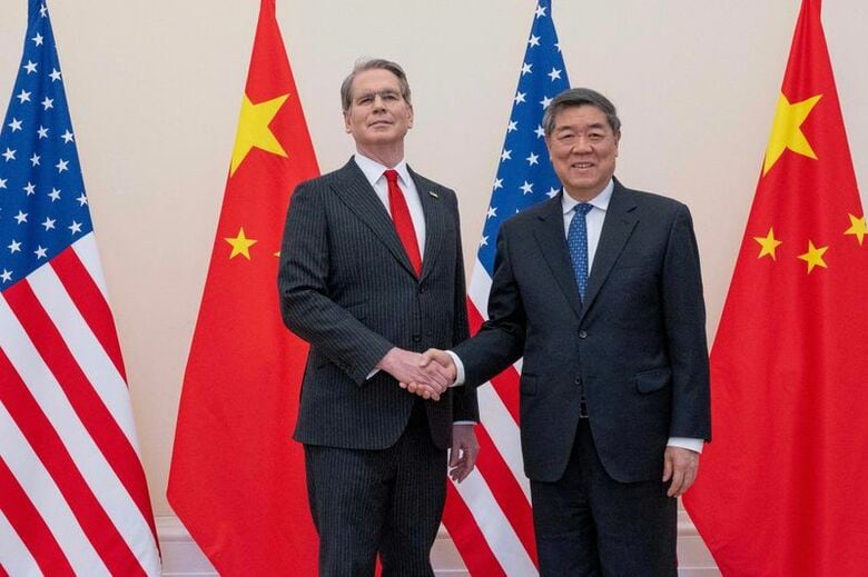 ベセント米財務長官（左）と中国の何立峰副首相。3月16日、パリで撮影。The U.S. Treasury/Handout via REUTERS