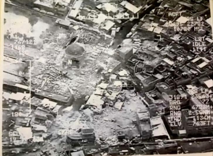 ６月２１日、イラク北部の都市モスルを実効支配するイスラム過激派「イスラム国」（ＩＳ）は２１日、同市旧市街にある歴史的なヌーリ・モスクを爆破した。写真は、爆破されたヌーリ・モスクを撮影したとするイラク軍提供の映像から（２０１７年　ロイター）