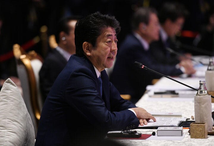 タイのバンコクで開かれたASEAN関連首脳会議に出席する安倍晋三首相（11月4日）　Chalinee Thirasupa-REUTERS