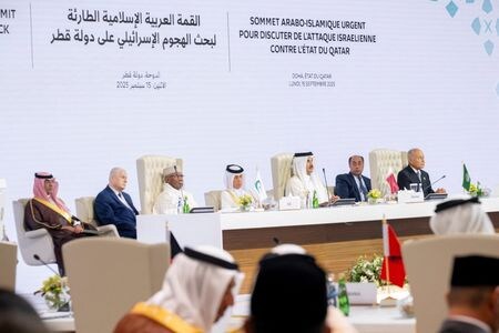 アラブとイスラム諸国は１５日、イスラエルが９日に実施したイスラム組織ハマス幹部を狙ったカタールでの攻撃を受け、カタールの首都ドーハで首脳会議を開き、対応を協議した。１５日撮影の提供写真（２０２５年　ロイター/Hassan Bargash Al Menhali / UAE Presidential Court/Handout via REUTERS）