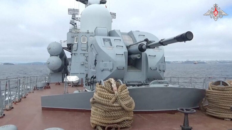 演習のため日本海で待ち合わせる中ロ軍艦（元の動画は9月10日にリリースされたもの）　Russian Defence Ministry/Handout via REUTERS 