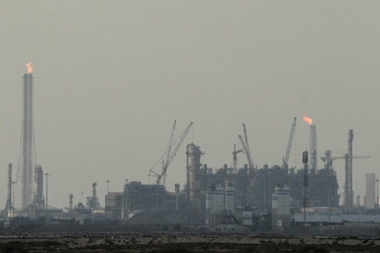 写真はカタールのラスラファン工業都市にある液化天然ガス（ＬＮＧ）生産施設。3月2日撮影。REUTERS