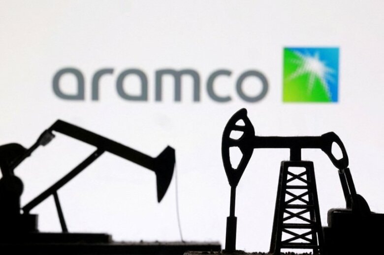 サウジアラムコのロゴと石油ポンプ。3月2日撮影のイメージ写真。REUTERS/Dado Ruvic/Illustration