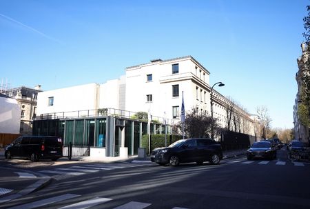 3月15日、パリの経済協力開発機構（ＯＥＣＤ）本部に到着した中国の代表団の車列。REUTERS/Abdul Saboor