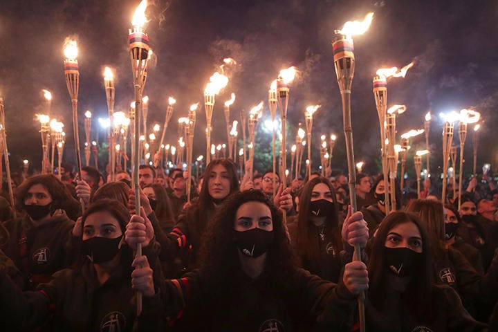 アルメニアの首都エレバンで「アルメニア人虐殺」の犠牲者を追悼するたいまつ行列（4月23日）　Vahram Baghdasaryan/Photolure-REUTERS