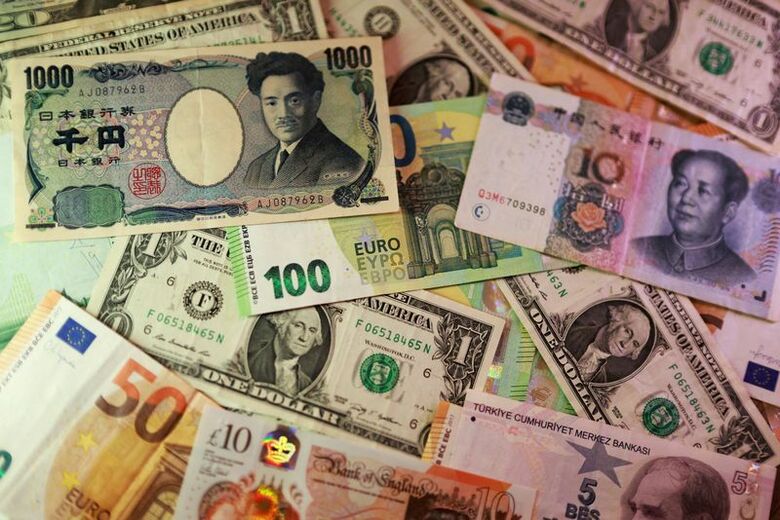 米ドル、ユーロ、円、ポンドなどの紙幣。３月撮影。 REUTERS/Dado Ruvic