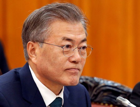 　４月１９日、韓国の文在寅（ムン・ジェイン）大統領（写真）は、北朝鮮は朝鮮半島の「完全な非核化」への意思を示しており、在韓米軍の撤退といった条件はつけていないとの認識を示した。ハノイで３月代表撮影（２０１８年　ロイター/Kham）
