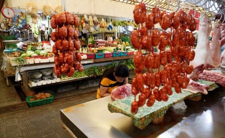 　１２月５日、フィリピン統計局が５日発表した１１月の消費者物価指数（ＣＰＩ）前年比上昇率は２．５％と、１０月の２．３％を上回って２カ月連続で加速した。写真はフィリピンのパラニャーケにある食品市場で２０１８年８月撮影（２０２４　ロイター／Erik De Castro）