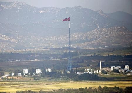 ８月２１日、朝鮮中央通信（ＫＣＮＡ）の報道によると、北朝鮮の金正恩第１書記は前線地域に「準戦時状態（quasi-state of war）」を布告した。板門店で２０１３年９月撮影（２０１５年　ロイター/Lee Jae Won）