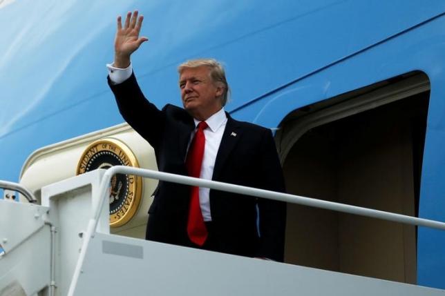 ３月８日、大統領選中から北朝鮮に厳しい姿勢で臨むと明言してきたトランプ米大統領は、今その決断力を試される状況に面している。写真はフロリダ州パームビーチ国際空港にエア・フォース・ワンから降り立つところの米大統領。３日撮影（２０１７年　ロイター／Jonathan Ernst）