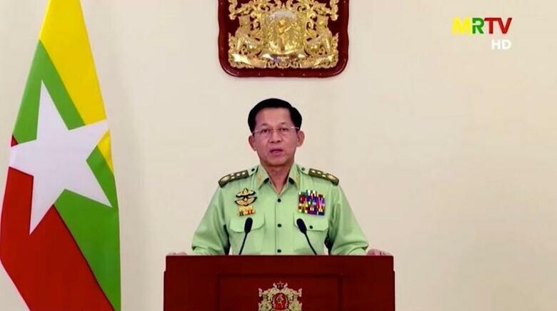 ミャンマー国軍のミン・アウン・フライン総司令官は８日、軍事クーデターによる政権掌握後初めてテレビ演説し、感情ではなく事実を重視するよう国民に訴えた。MRTV提供（２０２１年　ロイター）