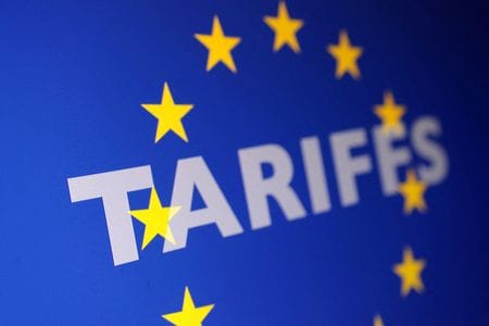 　トランプ米大統領は２５日、欧州連合（ＥＵ）からの輸入品に５０％の関税を発動する時期について、フォンデアライエン欧州委員長からの要請を受けて６月１日から７月９日に延期すると表明した。写真はＥＵの旗と「関税」の文字。４月撮影（２０２５年　ロイター/Dado Ruvic）