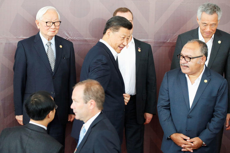 11月のAPECでも中国の覇権主義的で粗暴なエピソードがあった（APECの集合写真撮影直前の習近平）　David Gray- REUTERS