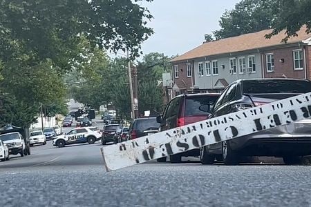 ７月２日、 米東部メリーランド州ボルティモアの住宅街で、周辺住民のパーティーで銃乱射事件が起き、２人が死亡、子どもを含む２８人が負傷した。ボルティモアの現場付近で２日撮影された動画より（２０２３年　ロイター）