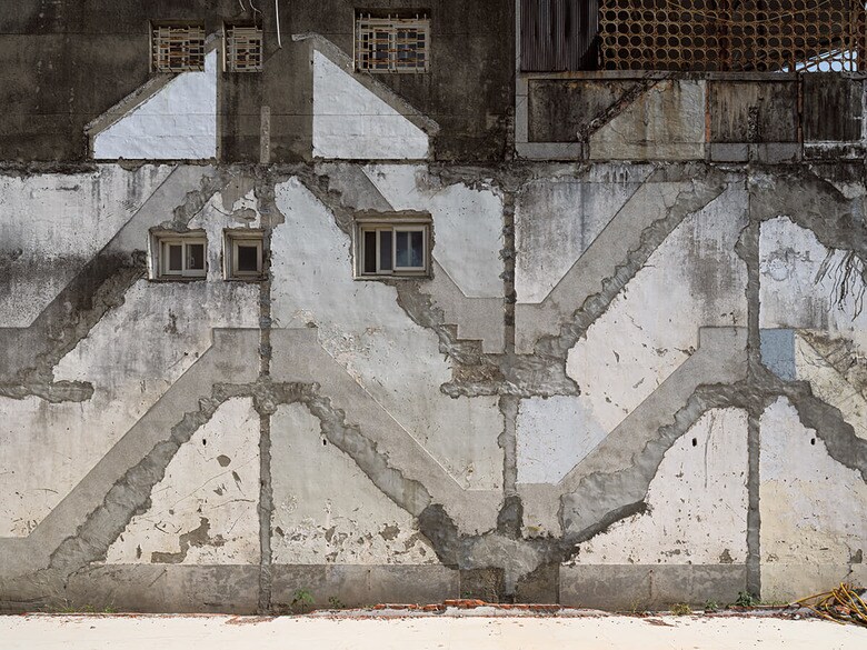 取り壊された建物の輪郭が幽霊のように隣接した建物の外壁に残る。こうした「傷痕」は、時間の経過と避けられない変化を示している