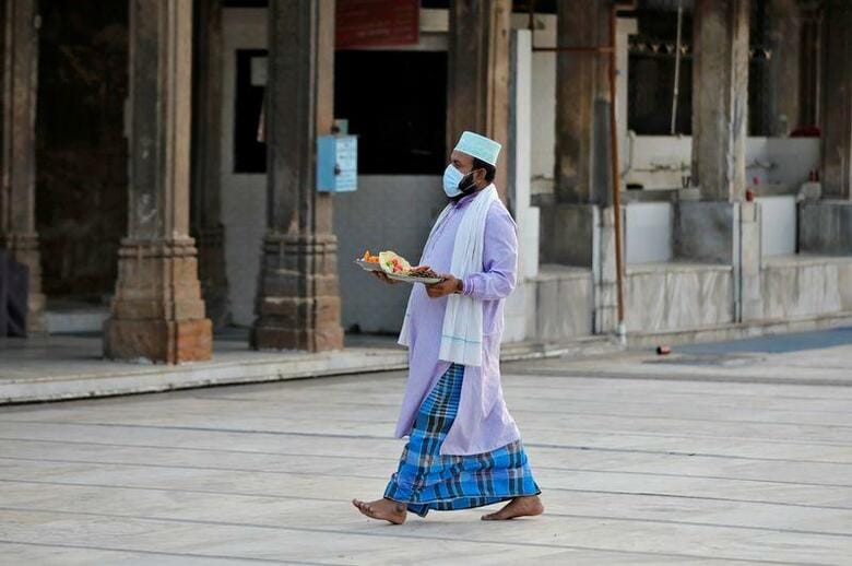 インド医学研究評議会（ICMR）は、中国の2社から購入した新型コロナウイルスの抗体検査キットについて、検査結果が一定でないとして各州政府に使用停止を求めた。写真はインドのアフマダーバートで25日撮影（2020年　ロイター／Amit Dave）