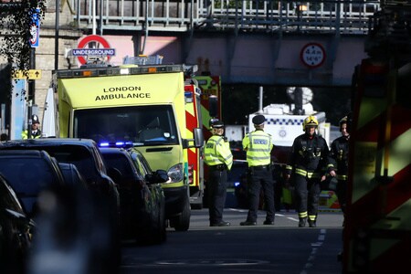 　９月１５日、複数の目撃者によると、英ロンドンの地下鉄車両内で爆発があり、複数が負傷した。警察はテロ事件として捜査している。写真は現場となったロンドン西部のパーソンズ・グリーン駅（２０１７年　ロイター/Luke MacGregor）