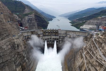アジア地域では中国やインドをはじめ各国で水力の発電量が急速に落ち込む一方、化石燃料の発電量が増えていることが、シンクタンクのデータなどから明らかになった。写真は中国雲南省にある白鶴灘水力発電所。２０２１年６月撮影（２０２３年　cnsphoto via REUTERS）