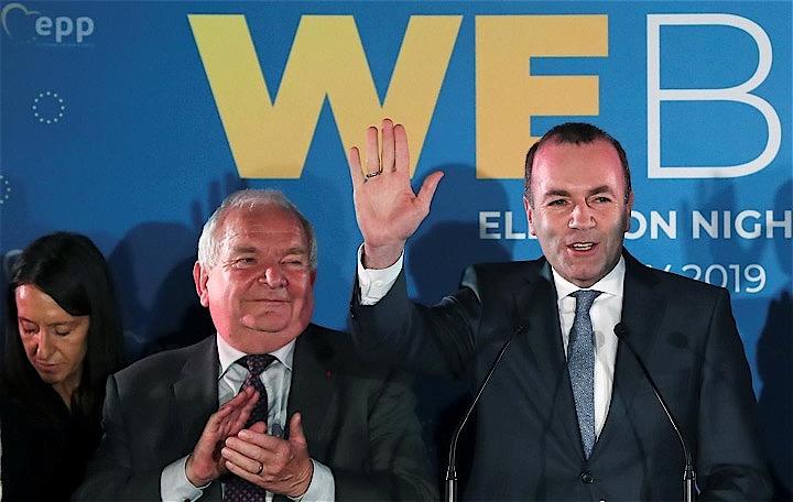 5月26日、同日までに実施された欧州連合（EU）欧州議会選で、EUの強化を訴える勢力が3分の2の議席を堅持したことが公式推計で明らかになった。写真は議会第1会派の中道右派・欧州人民党（EPP）のウェイバー候補（右）。ブリュッセルで撮影（2019年　ロイター／Yves Herman）