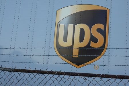 国際貨物輸送大手の米ユナイテッド・パーセル・サービス（ＵＰＳ）は、２０２３年の売上高予想を下方修正した。配送車、ニューヨーク市で２０２２年撮影。（2023年　ロイター/Andrew Kelly/File Photo）