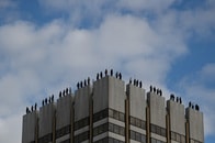 高層ビル屋上にたたずむ84の男性像　ロンドンで衝撃の自殺防止キャンペーン