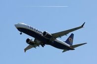 ライアンエアーのボーイング機、離陸直後に窓外れる　ギリシャに緊急着陸