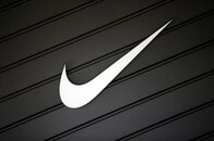 五輪熱戦の裏側でナイキ株価伸び悩み、アンダーアーマー、アディダスの後塵拝す