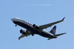 ライアンエアーのボーイング機、離陸直後に窓外れる　ギリシャに緊急着陸