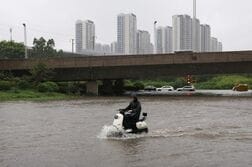 中国南西部で豪雨、住宅倒壊などで10人死亡　2万人超が避難