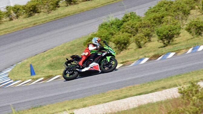 ライディングレッスン会に参加しコーナーを攻めるKMJ新社長の桐野英子氏