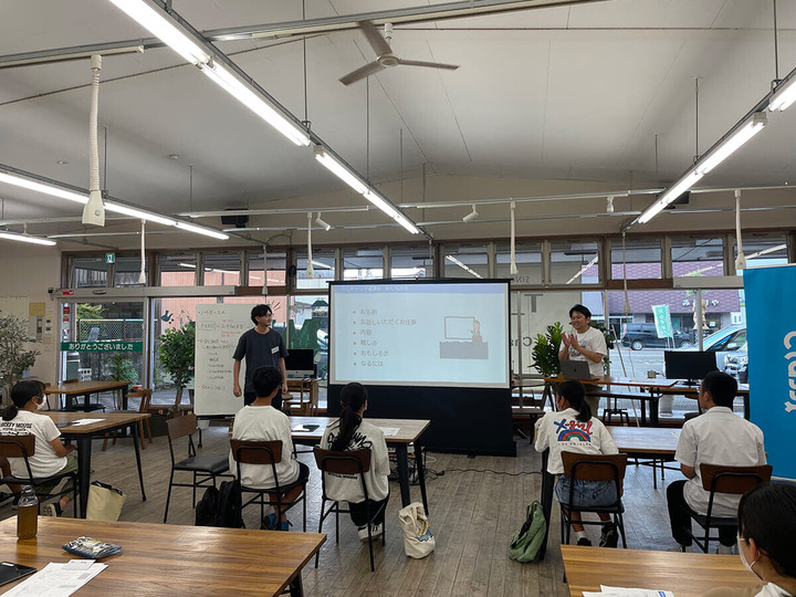 職業紹介を熱心に聞く生徒たちの様子