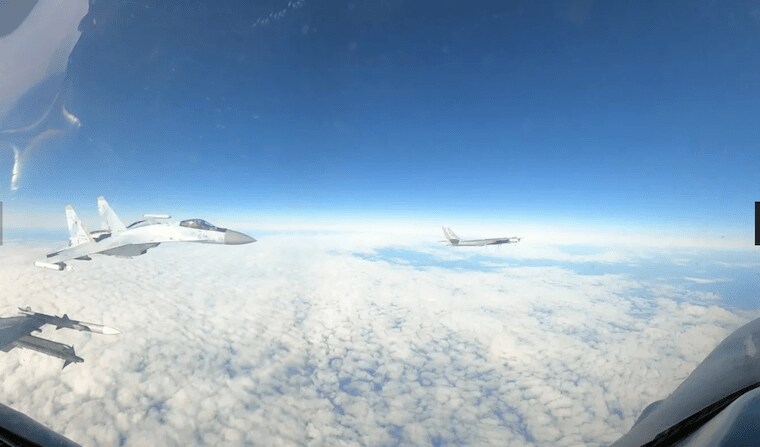 米軍16とロシア軍のツボレフ95爆撃機、スホイ35戦闘機