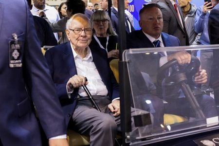 　米投資会社バークシャー・ハサウェイ創業者で会長のウォーレン・バフェット氏（写真）は２７日、同社株式６０億ドル分をマイクロソフト共同創業者のビル・ゲイツ氏が設立した慈善団体「ゲイツ財団」などに寄付した。２０２４年５月撮影（２０２５年　ロイター/Scott Morgan）