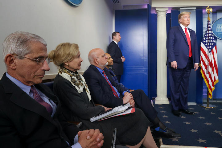 トランプを制御してきた科学者たち（手前がファウチ、3人目がCDCのレッドフィールド）が自宅隔離に　Jonathan Ernst-REUTERS　