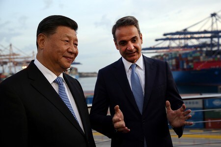 １１月１１日、中国とギリシャは、中国海運大手の中国遠洋運輸（ＣＯＳＣＯ）がギリシャ最大の港であるピレウス港に６億ユーロを投資する計画を押し進めることで合意した。写真はピレウス港を視察する習近平国家主席（左）とギリシャのミツォタキス首相。代表撮影（２０１９年　ロイター）