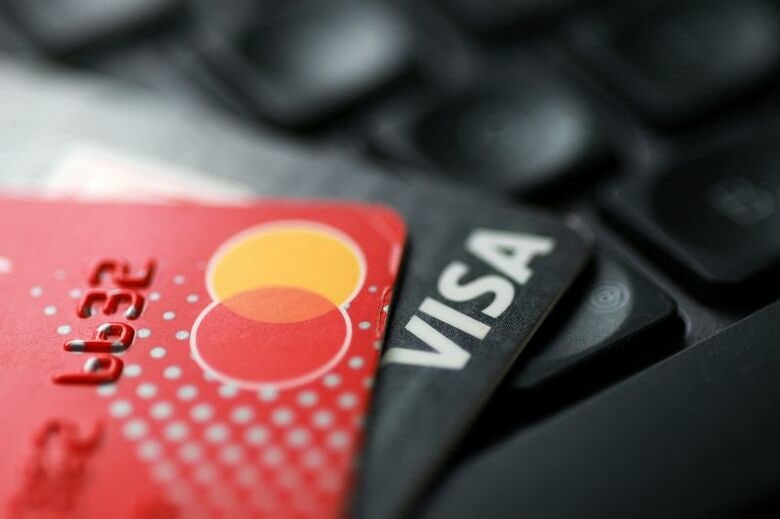 写真はクレジットカード。2025年9月に撮影。 REUTERS/Dado Ruvic