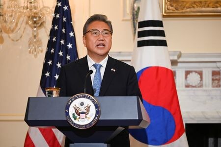 　韓国の朴振外相は１２月１２日、中国の王毅外相とビデオで対話し、韓国による北朝鮮との対話努力を中国が積極的に支援するよう期待するとの意向を伝えた。写真は６月１３日、米ワシントンで記者会見する同外相。代表撮影（２０２２年　ロイター）