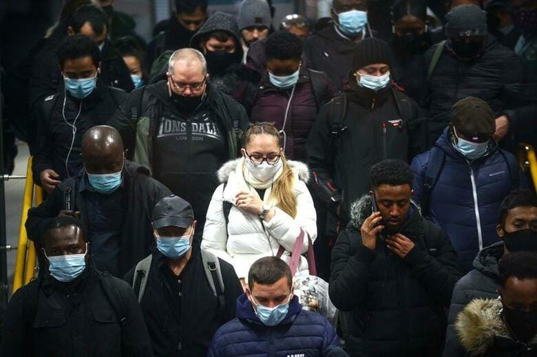 国際的な金融都市、英ロンドンで16日深夜からより厳格なロックダウン(都市封鎖)措置が課される見通しとなった。新型コロナウイルスの感染第2波抑制が狙い。写真はロンドンの朝のラッシュ時の様子。15日撮影(2020年　ロイター/HANNAH MCKAY)