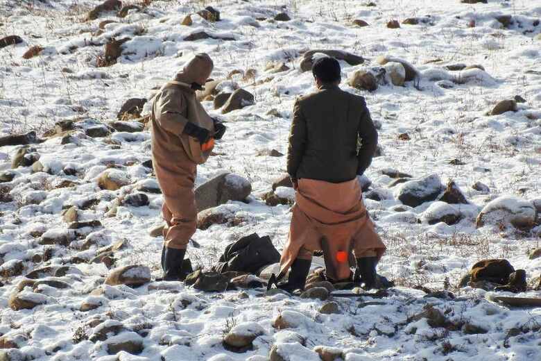 中国側から撮影された北朝鮮の住民（2017年）　Damir Sagolj-Reuters